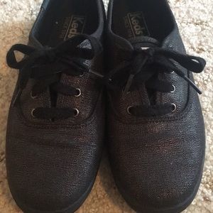 KEDS : Black shiny Keds size 7